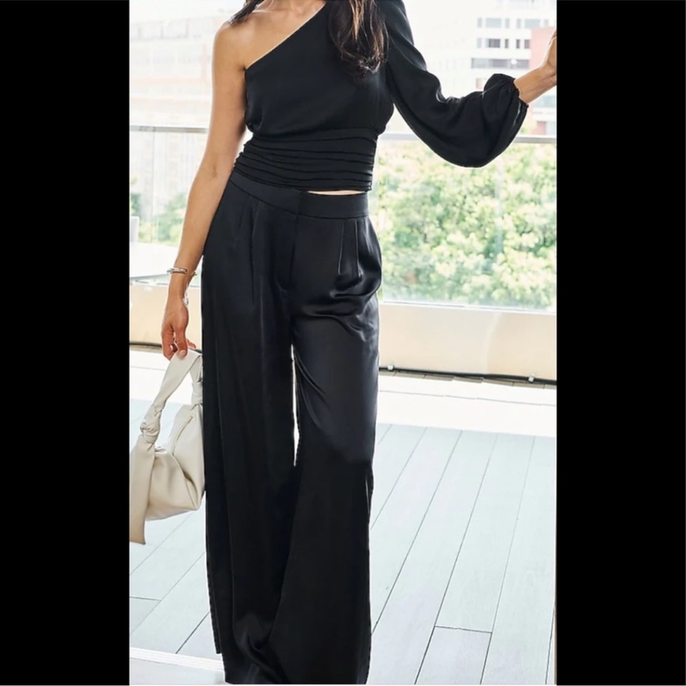 Express Super High Waisted Satin Pleated pants Black 10 NEW